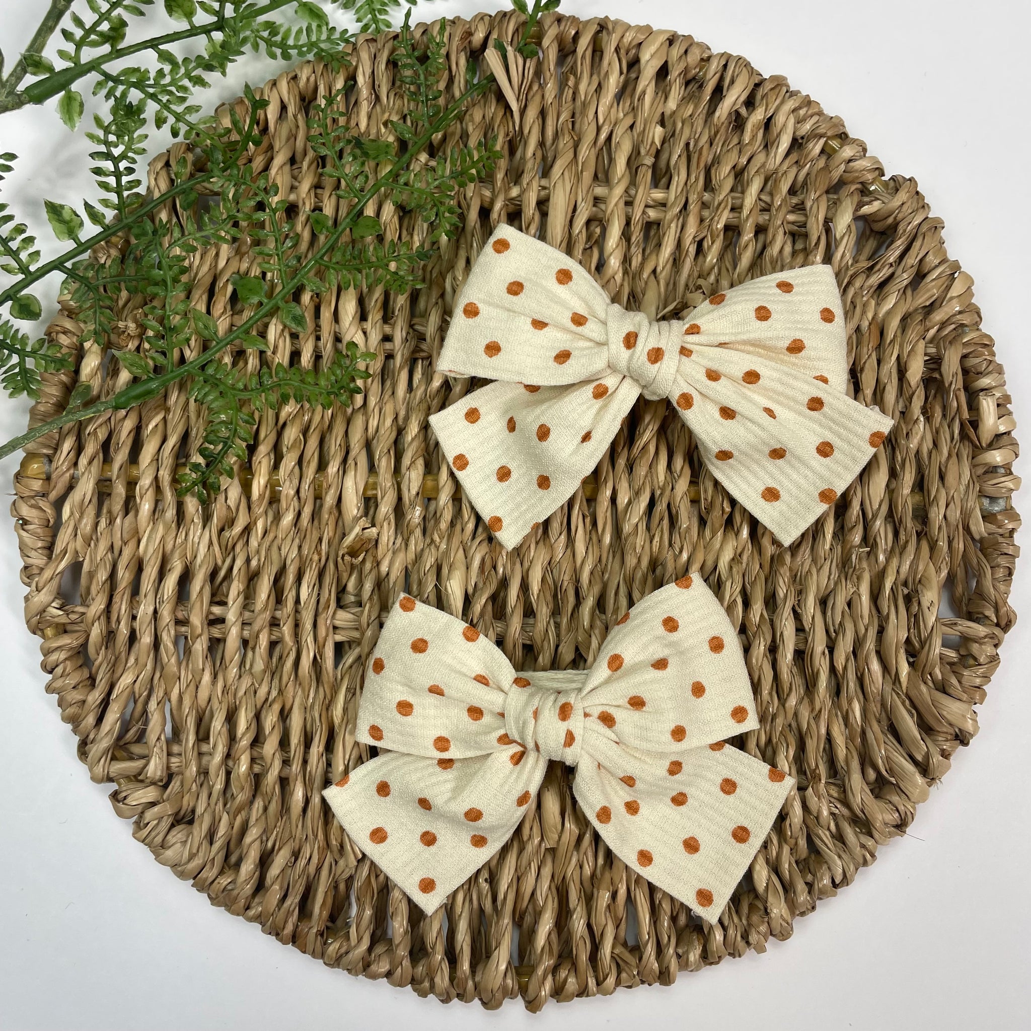 Ganchos Crema Puntos Rojos - Set de 2