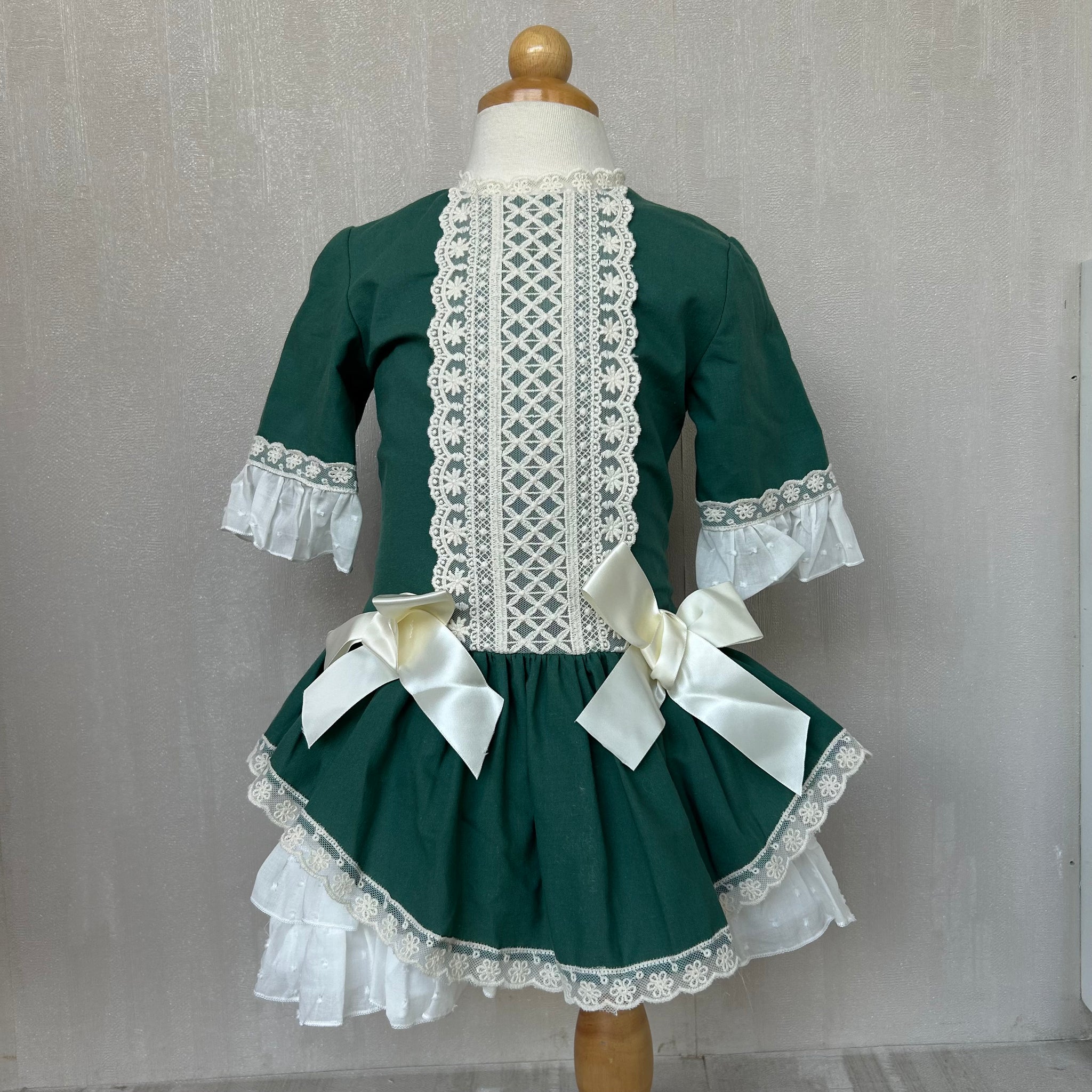 Vestido Corte Bajo Verde Encaje