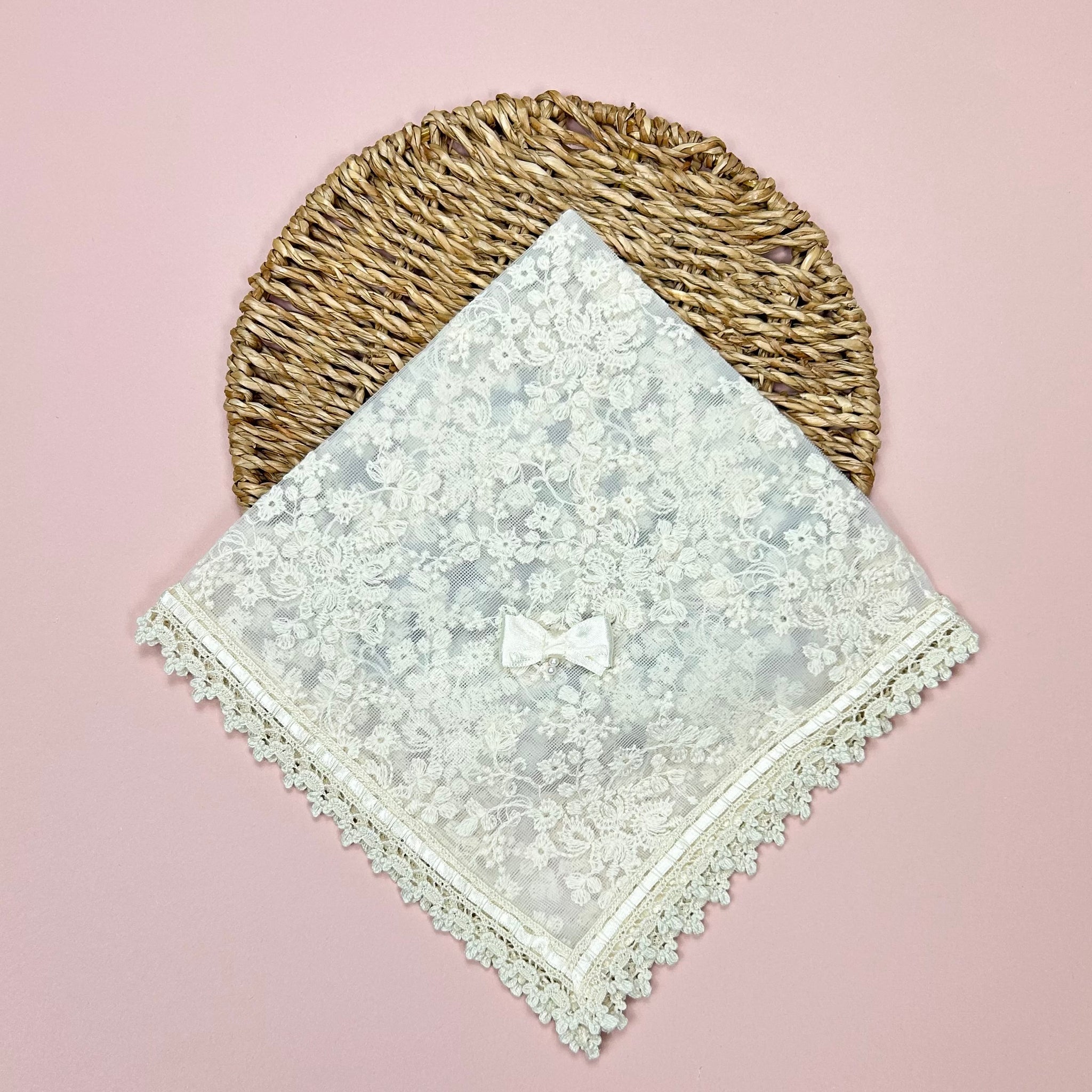 Pañuelo Bordado Guipour Beige