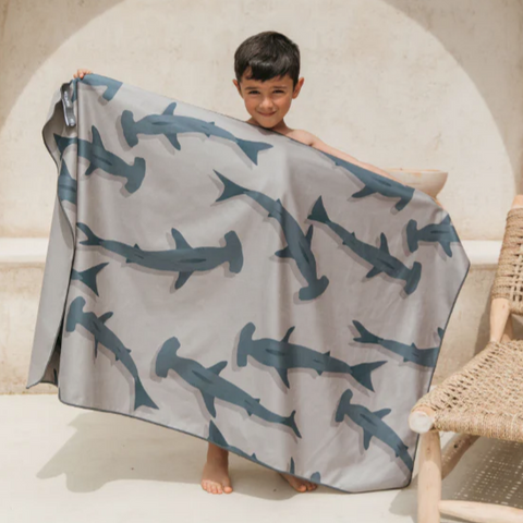 Toalla Playera de Microfibra - Tiburón Gris